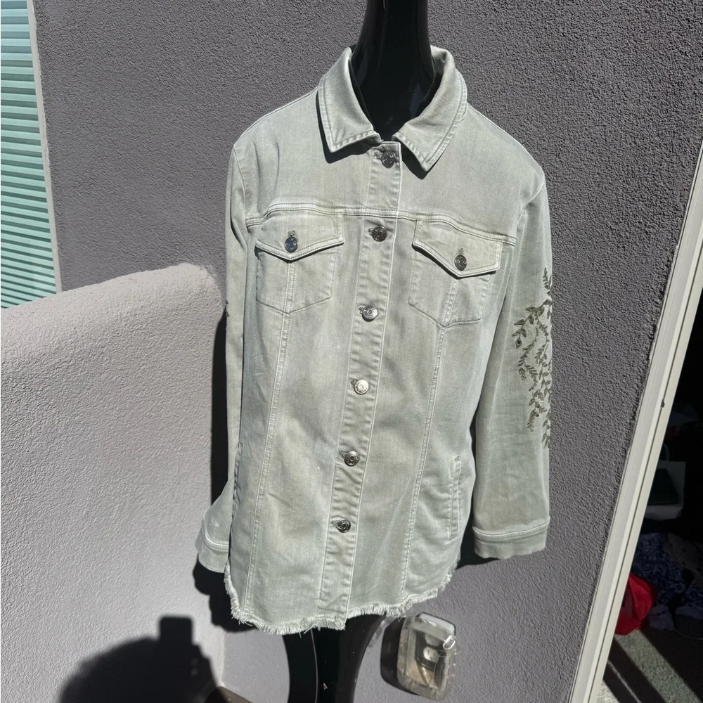 Chico's Womens Embroidered Sage-Denim Jacket Size XL (3) Frayed Hem - Picture 3 of 4